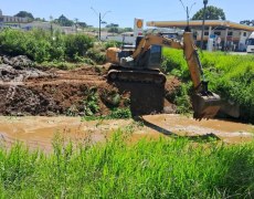 Prefeitura realiza drenagem e limpeza do Rio Barigui para prevenir alagamentos