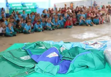 Prefeitura entrega material e uniforme escolar para 10 mil educandos