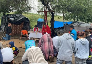 Homem mata sete pessoas em atropelamento em frente a centro de migrantes nos EUA