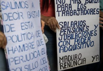 Com salário mínimo de R$ 25 por mês, benefícios sociais podem desaparecer na Venezuela