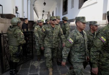 No Equador, militares e policiais cercam Parlamento e Palácio do Governo