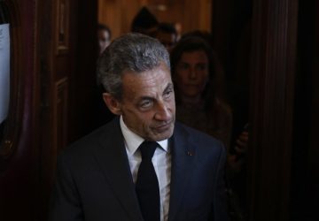 Tribunal francês confirma sentença de três anos de prisão para Sarkozy por corrupção