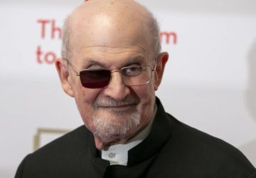 Salman Rushdie é ovacionado em primeira aparição pública após atentado