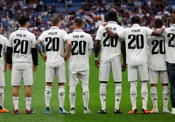Vinicius Júnior recebe apoio durante jogo do Real Madrid