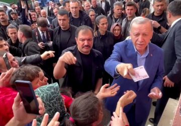 Candidato à reeleição na Turquia, Erdogan dá dinheiro a eleitores durante votação