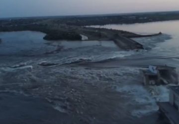 Explosão destrói barragem e deixa cidade ucraniana em estado de emergência