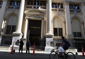 Com inflação anual de 114,2%, BC da Argentina mantém taxa de juros