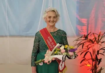 Elza Prestaviski é coroada como a primeira Rainha Sênior do Morango em Almirante Tamandaré