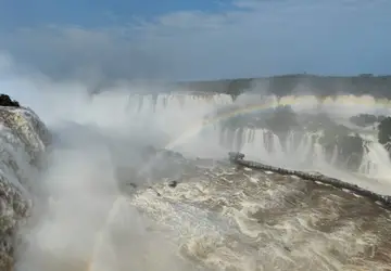 Passarela próxima às quedas das Cataratas do Iguaçu é reaberta após 46 horas fechada devido a alta na vazão