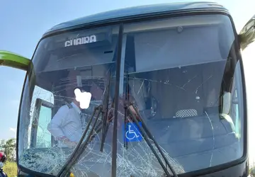 Duas pessoas morrem após ônibus bater contra carro na PR-323, em Cianorte