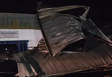 Temporal arranca telhado de empresa, derruba árvores e deixa moradores sem água e luz em Paranavaí