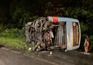 Acidente entre ônibus e caminhões deixa 15 feridos na BR-376, no Paraná