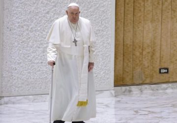 Vaticano diz que papa Francisco já não tem febre e apresenta 