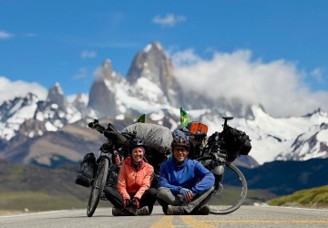 Casal vende tudo, pedala 7 mil km do Paraná até Ushuaia e inicia viagem para Alasca: 'Ser feliz durante a jornada é mais importante do que destino final'