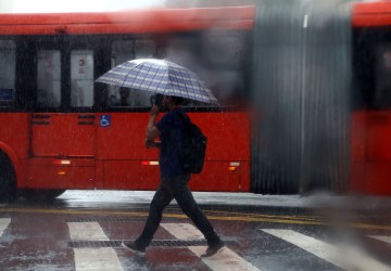 Inmet emite alerta de chuvas intensas com ventos de 60 km/h para 256 cidades do Paraná, inclusive litoral