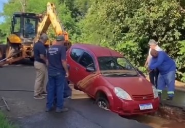 Carro com pai e filho a caminho de creche é 'engolido' por buraco, no Paraná: 'Na hora, eu assustei'