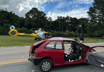 Três pessoas ficam gravemente feridas após batida entre dois carros na BR-116, em Mandirituba