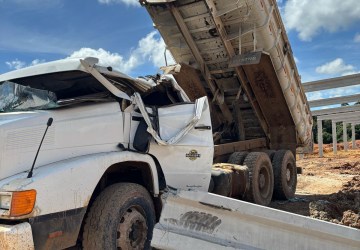 Funcionário de obra morre após viga de concreto cair sobre cabine de caminhão que ele dirigia, no Paraná