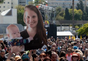 Milhares de israelenses acompanham cortejo fúnebre comovente da família Bibas