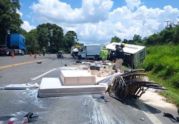 Motor de van é arrancado de veículo após grave acidente no Paraná; duas pessoas morreram