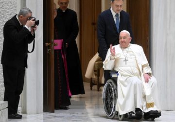 Após leve melhora, papa Francisco será submetido a novos exames nesta quinta-feira