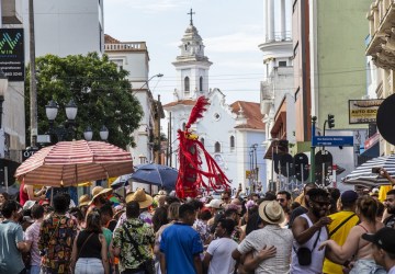 Carnaval 2025 em Curitiba tem desfiles de escolas de samba, marcha zumbi, atividades para crianças e mais: veja programação