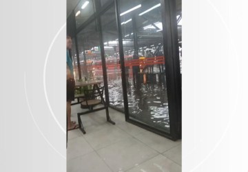 VÍDEO: Terminal de ônibus fica alagado após forte chuva em Curitiba