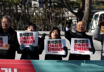 Manifestantes saem às ruas de Seul a favor e contra impeachment de presidente