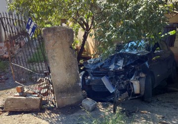 Homem é preso após dirigir bêbado, perder controle de carro e bater contra o muro de uma casa no Paraná