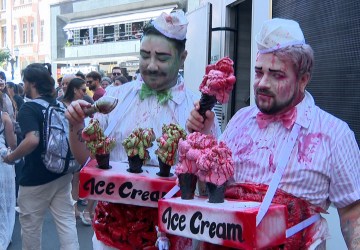 Domingo de Carnaval em Curitiba tem desfile de zumbis, monstros e rock n' roll