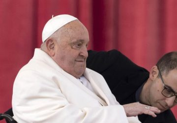 Papa Francisco apresenta leve melhora e volta a se alimentar com sólidos, informa Vaticano