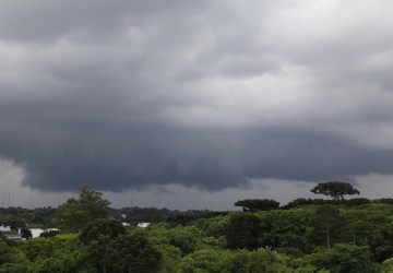 Inmet emite alerta de perigo de tempestade para 392 cidades do Paraná; veja lista