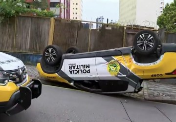 Viatura da Polícia Militar capota ao se envolver em acidente no centro de Curitiba