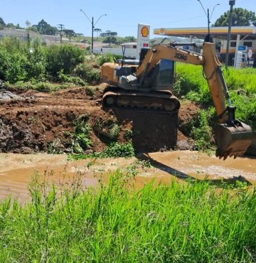 Prefeitura realiza drenagem e limpeza do Rio Barigui para prevenir alagamentos