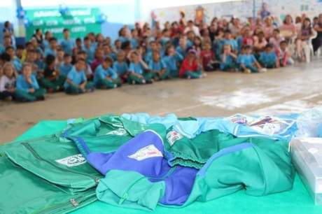 Prefeitura entrega material e uniforme escolar para 10 mil educandos