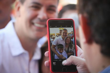 Santiago Peña vence eleição presidencial no Paraguai e mantém hegemonia do Partido Colorado