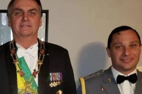 PF cumpre mandado na casa de Bolsonaro e prende ajudantes do ex-presidente 