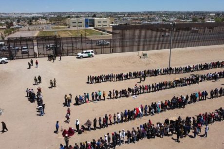 Prefeito de cidade texana diz que 12 mil migrantes pretendem cruzar fronteira