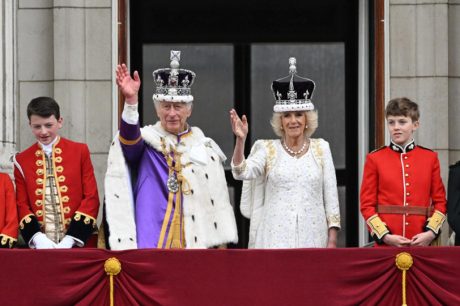 Charles acena para multidão na sacada do Palácio de Buckingham; sem Harry