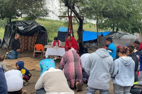 Homem mata sete pessoas em atropelamento em frente a centro de migrantes nos EUA