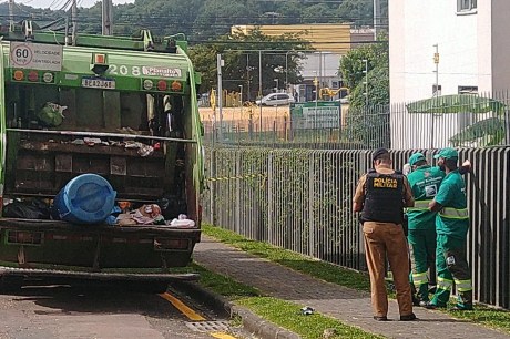 Coletores encontram feto dentro de tambor de lixo