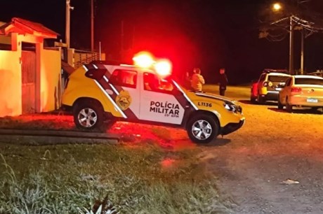 Homem é morto a tiros na frente da esposa 