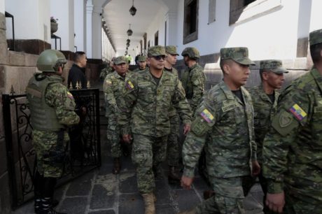 No Equador, militares e policiais cercam Parlamento e Palácio do Governo