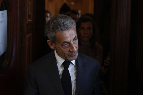 Tribunal francês confirma sentença de três anos de prisão para Sarkozy por corrupção