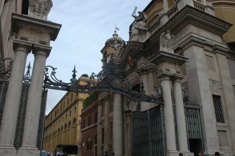 Homem força entrada no Vaticano com carro e é preso