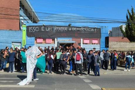 Alunos do Colégio Estadual Edimar Whrigth protestam contra a retirada da diretora Cleuza Milani