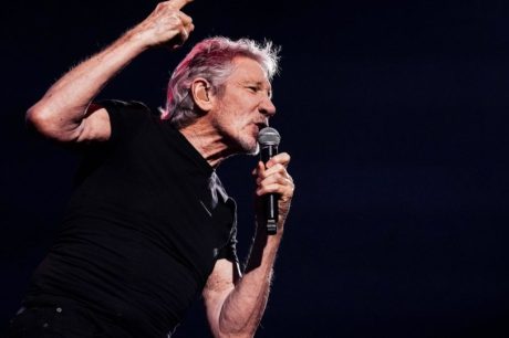 Roger Waters é investigado por polícia alemã por usar uniforme 