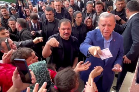 Candidato à reeleição na Turquia, Erdogan dá dinheiro a eleitores durante votação