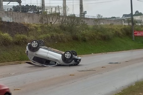 Colisão entre dois automóveis termina com capotamento em Almirante Tamandaré