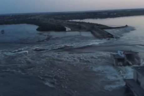 Explosão destrói barragem e deixa cidade ucraniana em estado de emergência